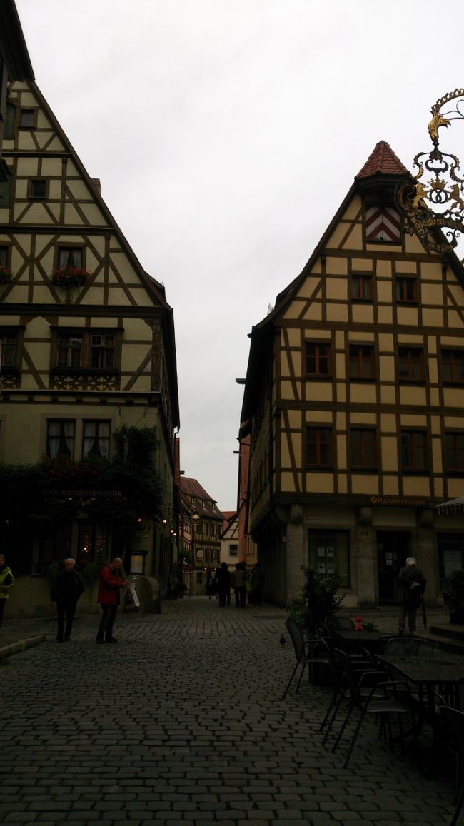 シュランネ広場に戻り解散です。<br /><br />スーツケースを受け取ってホテルに向かいます。<br />ホテルへの道は石畳…少し塔回りして楽な舗道を歩きます。<br /><br />リーメンシュナイダーの宿泊は私達だけ、ホテル・シュランネの方が多かった。
