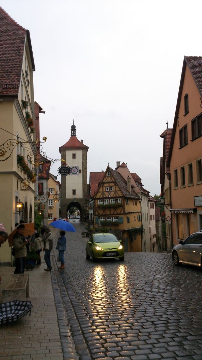 車のライトが石畳を照らします。