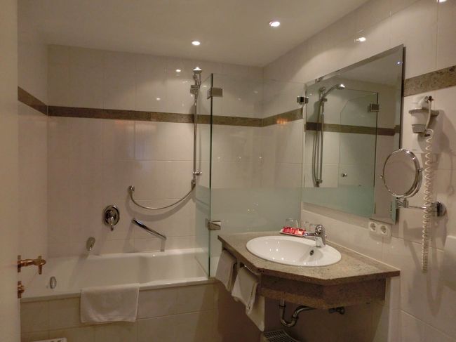 バスルームはバスタブも大きくて清潔です。<br /><br />