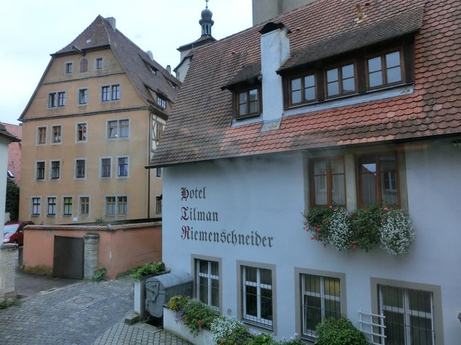 バルコニーからホテルのレストランが見えます。<br /><br />