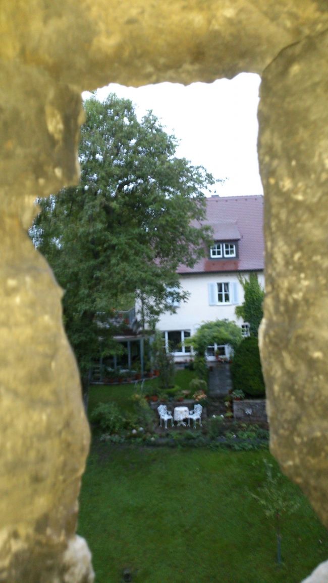 矢を射るための小窓からは素敵な家。