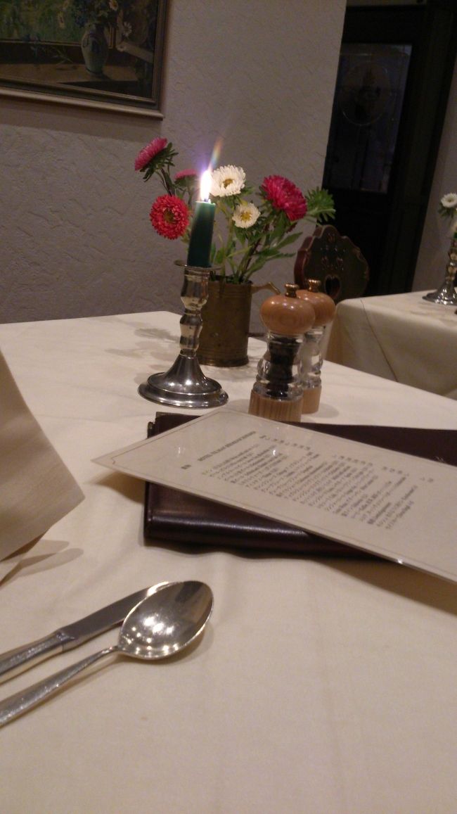 レストランは２ヶ所あり、<br />私達が案内されたレストランには2組の日本人の方が食事中。<br /><br />