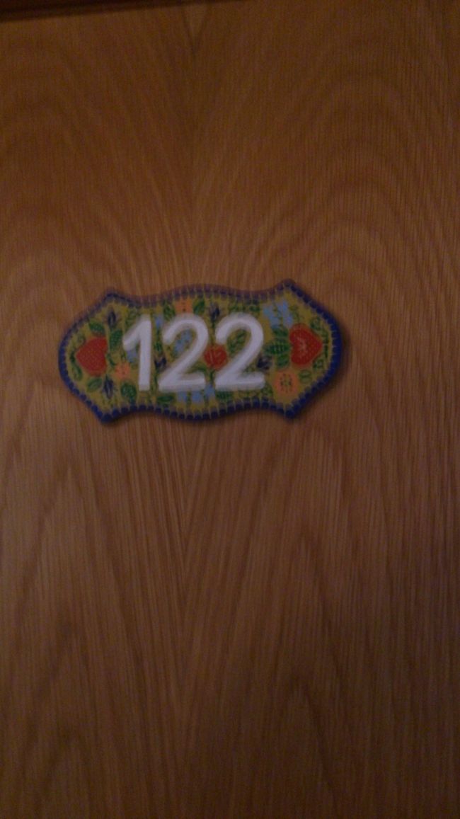 122号室は可愛いお花のプレート。<br />