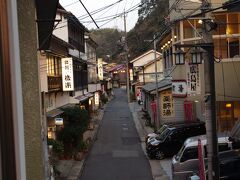 部屋から温泉津温泉の町並みの写真を撮ります。
この町並みが世界遺産に石見銀山の構成遺産として登録されています。