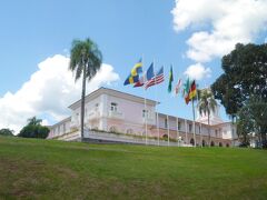 ブラジル側で泊まるには、ここがベストといわれる「Hotel das Cataratas カタラタスホテル」です。

ピンク色のロココ（コロニアか？）調のホテルですが、イグアスのまん前にありますので利便性は　抜群と言えます。

※
離れた場所或いはフォスドイグアスの街中には沢山の小さいホテルがあるようですが、交通の便があまり良くないので後で後悔している方を良く見かけます。苦笑）