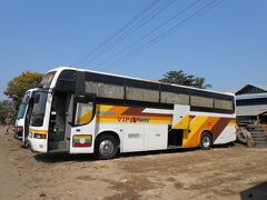 1/17
街中で両替、100ドル→98,200チャット。
1チャット→約0.109円。
1ドル→107円。
ヤンゴン郊外にあるアウンミンガラー・バスターミナルに行きます。
43番バスに乗りますが何故か途中で修理工場に入り、
乗客は全員降ろされました。
バスターミナルは？と聞くとあっちと言われ、
長々と国道を歩いて到着しました。
広いバスターミナルでバスが山のようにあり、
バス乗り場を探すのが大変です。
西鉄バスがあります。