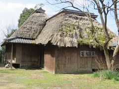 知覧に移動しました。

写真は亀甲城跡に建てられていた、知覧型二ツ家民家です。

二軒の家が中でつながっていて、生活しやすいのだとか。