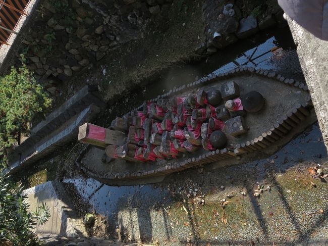 ならまちの方へ向かいます。<br /><br />橋の上から見ると、たくさんのお地蔵さまが！<br />知らなかった・・・