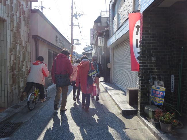 明るい陽射しの中、てくてく♪<br />（自転車の人は、無関係です）