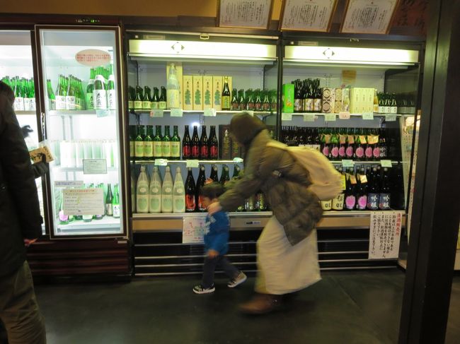 中は、結構広く、お酒や酒かすなど、色々売っています。