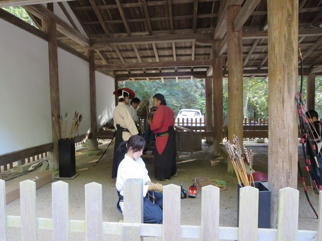 お腹がふくれた所で、春日大社から東大寺三月堂、二月堂へ歩きます。<br /><br />春日大社の参道では、なにやら「流鏑馬」の準備？！