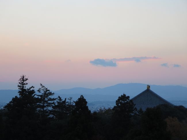 奈良の夕暮れ<br /><br />いらかは、東大寺です。
