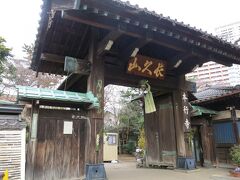 では街歩きスタート。日暮里駅は寺町である谷中の最寄駅なので寺社仏閣がたくさんあります。ここは駅のすぐそばにある本行寺です。