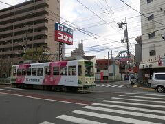 そして商店街を抜けるとこれまた古き良き東京を感じる都電荒川線にぶつかります。