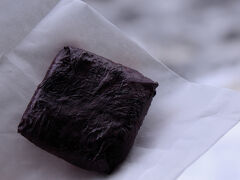 創業90年以上と言う老舗の和菓子屋があったので、入ってみる。そこで売っていた『干梅』と言う菓子を一つ買って食べてみた。『干梅』と言っても、梅は使われておらず、白あんを求肥で包み、それを塩漬けした紫蘇の葉で包んだものだそうだ。しかし、これはかなり美味しかった。