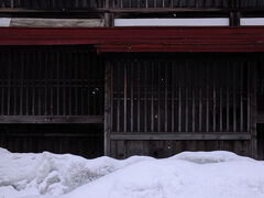 そのこみせ通りに面したもう一軒の造り酒屋、鳴海醸造店にも立ち寄る。創業は文化3年(1806)と言う老舗だそうだ。歴史を重ねた建物の中から、蔵人たちの酒を仕込む声が聞こえて来た。