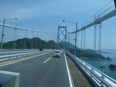 今回、初めて「しまなみ海道」に来ました。まずは「因島大橋」を渡って・・・。橋から見えるあまりの美しい光景にビックリしてしまいました。