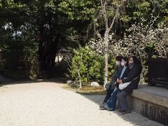 門をくぐれば、朝露きらめく苔のじゅうたん。
熟女が木陰でひと休み。

奈良に熟女はよく似合う。