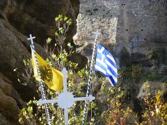 11/5(火) 9:25。

ヴァルラーム修道院へやって来ました。

右はギリシャ国旗。
左の黄色いのは、
双頭の鷲がシンボルのギリシャ正教会の旗。