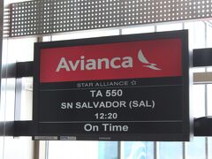 サンホセからアビアンカ航空でエルサドルバトルのサンサルバドルまで行きます。
