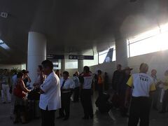 カンクンに到着

カンクンからリビエラマヤのホテルまでcancun shuttleを頼みました。
往復で＄150（VIP CAR)　
http://www.cancun-airport.com/transportation.htm　

空港にもタクシーの予約デスクや送迎のデスクが数多くありました。
