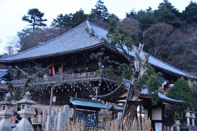 若草山麓から徒歩１０分。東大寺二月堂へ。<br />私たちは、１８：００頃着きましたので空いていましたが、徐々に人が。<br />１８：３０頃から多くなってきました。