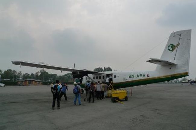 4月28日18:30成田発のUAでタイ入りし、カオサンの定宿に2泊。<br /><br />30日はKTM到着後、空港近くの旅行社でポカラ行きのYeti航空を$91購入。高いけど、ここは時間を買うつもりで即決め。<br /><br />国内線ターミナルに移動して空港使用税Rs170を支払い搭乗♪<br /><br /><br />