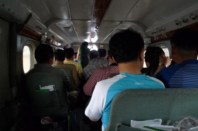 10人ちょっとしか乗れない小さな飛行機なのにCAが一人乗務。<br />私以外は韓国人ツアーご一行様。<br /><br />30分くらいのフライト。<br />雲っていたので山はおそらく見られなかったと思うけど、どっちにしろ気持ち悪くてずっと目を閉じていたので真偽のほどは…。<br /><br />