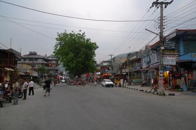 荷物を置いて身軽になったら早速散策に。<br />レイクサイドを北上してお土産屋さんをひやかしながらぶらぶら。<br /><br />