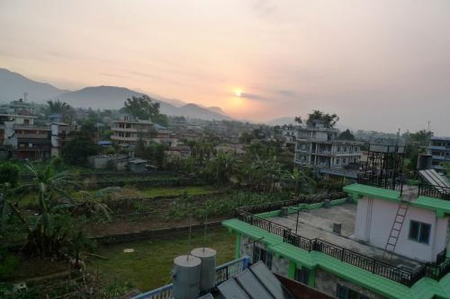 ネパール2日目。<br />目覚ましが鳴る前に扉をドンドン叩く音が…。<br /><br />うるさい！！と思って最初は無視して寝ていたけど、外から私の名前を連呼する声。仕方なくスッピンで出て行くとフロントのおじさんが「山が見えるから早く屋上に行け」と興奮気味。<br /><br />彼曰くここ数日では一番クリアらしい。<br /><br /><br />