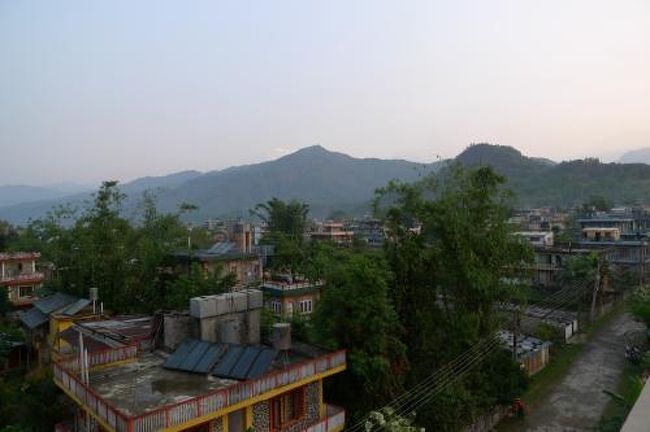 写真じゃわからないかもしれないけど、たしかに遠くに雪山が。<br /><br />2度寝は危険なので身支度して朝ごはんを食べに、またD.B.Momoへ。<br />普段は朝食べない人だけど、これからのトレッキングに備えなきゃ。<br /><br />