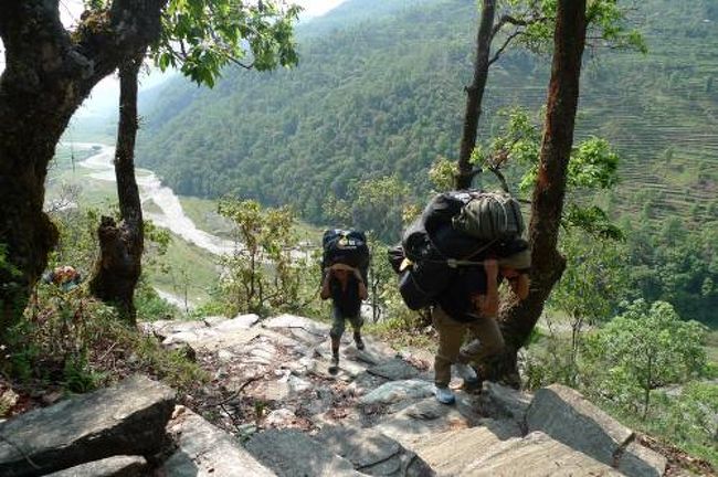 21歳のガイドさんとホテルのフロントで落ち合って登山口へ。<br /><br />今回私が挑戦するコースは地元民にとっちゃハイキングとも呼べないような超楽勝コースなんだけど、私は開始10分でダウン。<br />「ねえねえ、ずっとこんな登り坂なの？？」とか「今、何割くらい来た？」などとガイド君に八つ当たりしまくり。<br /><br />テント持参など荷物の多いトレッカーは写真のようなポーターを雇ってた。<br />