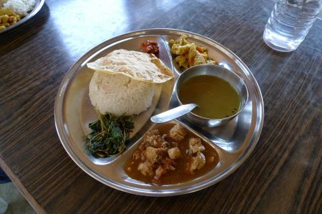ランチは典型的なネパリフード。全体的にカレーっぽい味付けで嫌いじゃない。でもお替わり自由だからといってお替わりしたいほどでもない。<br /><br />余談だけど、この宿の食堂でランチとってたメルボルン出身のオージーがめっちゃタイプだった！普段からトレッキングやっているわけでもないのに今日から1週間歩くんだって。食事中いろんな話で盛り上がったけどメアド聞けなくて残念。<br /><br />