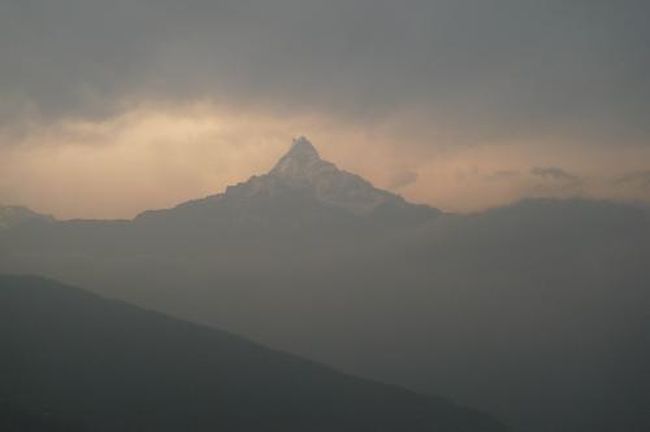 夕暮れ時、部屋から見た山はとっても神秘的☆<br />すぐ曇ったり、また晴れたり山の天気は不安定。<br /><br />いずれにせよベストシーズンはもうとっくに終わり、雨季が近い。<br />「次は10月か11月に来なさいね〜」と何人から言われたことか。<br /><br />