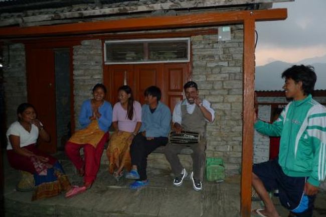 夜は宿の人たちがチベット音楽を奏でたり、歌ったり、踊ったり。<br /><br />右のグリーンのパーカーを着ているのが私のガイドさん。英語もそれなりに上手で助かった。<br />でも、次に同じコースでくるならガイドは要らないわ。実際ガイドなしで歩いている旅人も多かったし。<br /><br />