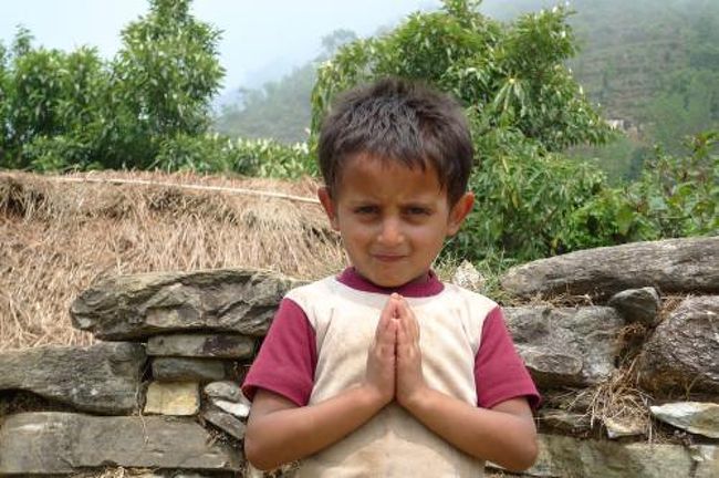 この男の子めっちゃ可愛かった。実物はもっとかわいい。<br />ナマステポーズ、ありがとう！！<br /><br />こんなカンジで昨日よりアップダウンも少なく、昼前に無事トレッキング終了。<br /><br />満足！！というよりもういいや。<br />ヘタレですみません^_^;<br /><br />