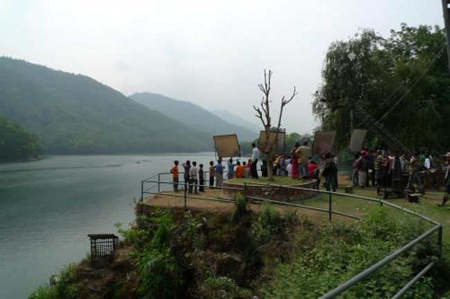 途中、ロケ現場を発見。<br /><br />ここから道が一度湖沿いから離れ、ダムサイドへ。<br />日本人旅行者にはダムサイドの方が人気らしいけど、基本何もない。よって写真もなし。<br />沈没するには静かで安くていいのかもしれないけど短期旅行者にはレイクサイドがお勧めだね。<br /><br />