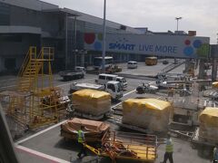 マニラ・ニノイ・アキノ国際空港に到着しました。
第３ターミナル到着です。