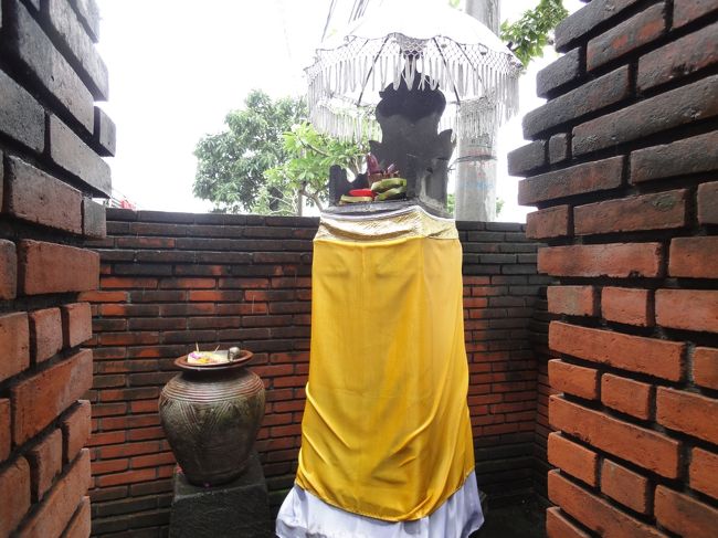 雨が上がったので、タクシーで外出することにしました。タクシーの運転手お薦めのレストランに連れてきて貰いました。これはレストランの敷地にある、おそらくご先祖さまを祀っている所。