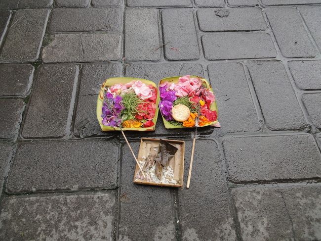 これもご先祖をお祀りしているのでしょう。地面に直接置いてあるのを、色々なところで見ました。