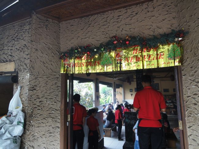 レストランの入口。混んでたので少し待ったのですが、先に別のタクシーに連れてこられていた日本人のご夫婦が相席をさせてくれました。