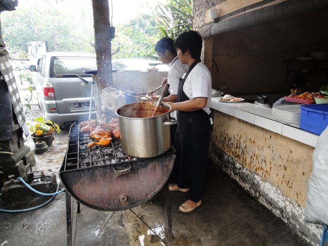 BBQが人気な店だそうで、特にスペアリブが美味しいとのこと。強烈な煙を立てながら、肉を焼いています。