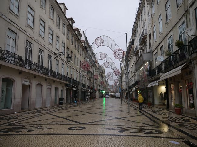 メトロに乗って到着したのがアウグスタ通り(Rua Augusta)<br />歩行者天国。<br />昔はこの通りの先が宮殿や船着場だった。リスボン一番の目抜き通り…のハズなんだけど雨のせいか誰もいない…。<br />