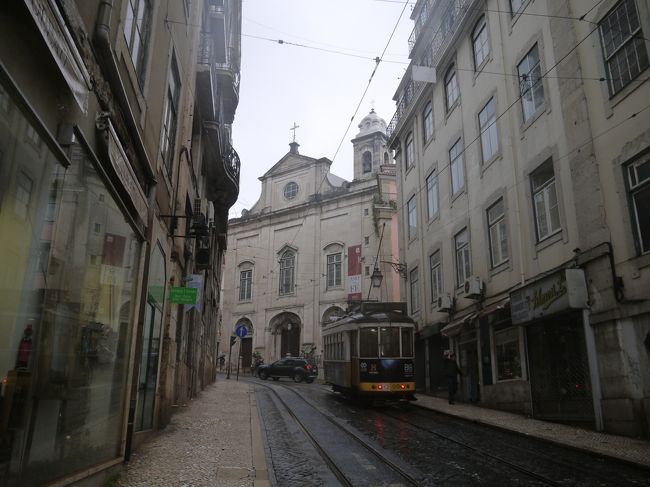 とりあえず観光に向かって大雨の中てくてく。<br />