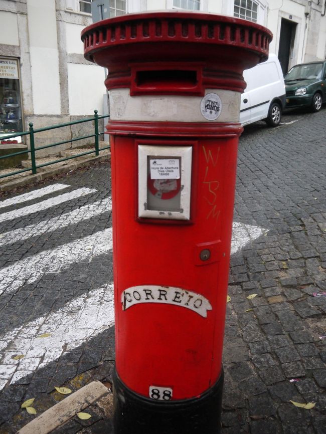 1番目の観光サント・アントニオ教会の前でポスト発見。<br />日本の昔のポストみたい。<br />