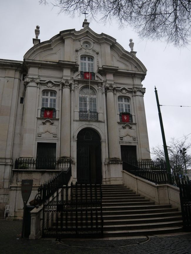 ではそろそろ本日の観光開始。<br />まずはサント・アントニオ・デ・リシュボア教会 （Igreja de Santo Antonio de Lisboa）<br />リスボン大聖堂の手前に建つ教会でパドヴァの聖アントニオに捧げられた教会として知られる。<br />言い伝えによると、かつて聖アントニオが生まれた場所。