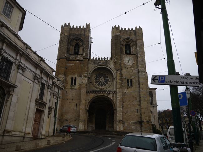 サンタ・マリア・マイオール・デ・リシュボア大聖堂 （Santa Maria Maior de Lisboa）またはリスボン大聖堂 （Se de Lisboa）。<br />さっき来た時は閉まっていたけど…