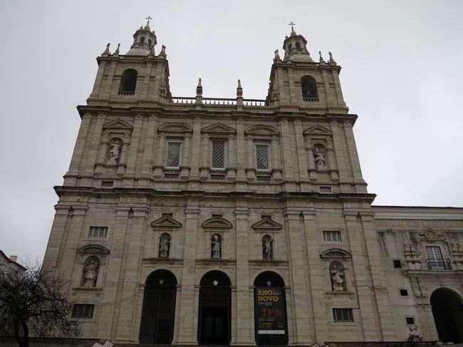 そして向かったのはサン・ヴィセンテ・デ・フォーラ修道院 （Igreja ou Mosteiro de Sao Vicente de Fora）<br />アルファマ地区にある17世紀に建てられた修道院と教会。<br />『デ・フォーラ』とは城壁の外側、という意味である。<br />ポルトガル国内で最も重要なマニエリスムの建築物の一つであり、ブラガンサ家のポルトガル王たちの菩提寺である。