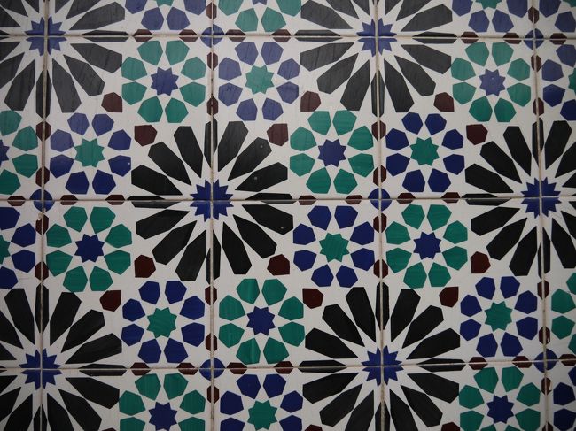 途中見かけた壁のアズレージョ。<br />