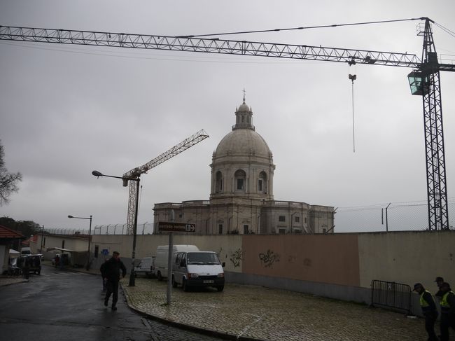 たまたま来たトラムに乗って向かったのはサンタ・エングラシア教会 （Igreja de Santa Engracia）。<br />しかし見えるけどすんなりこの道からは行けなさそう。<br />時間もあまりないのであきらめる。<br />リスボンの道はややこしい…。<br />